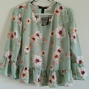 NWT Floral Top prefect for Spring & Summer